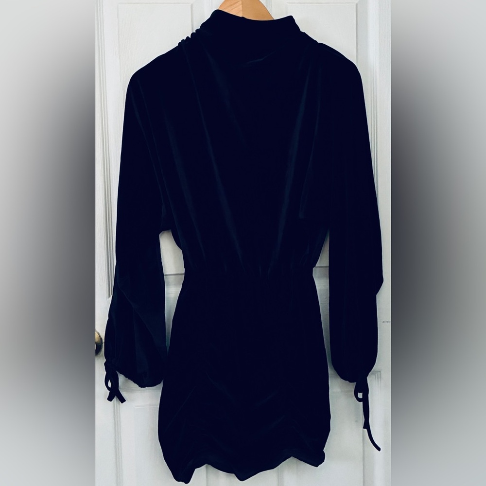 4SI3NNA Black Velvet Backless Dress